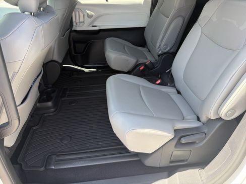 Certified 2025 Toyota Sienna XLE FWD image 30