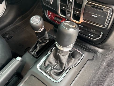 Used 2025 Jeep Wrangler Unlimited Rubicon 4xe image 24