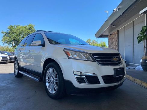 Used 2015 Chevrolet Traverse LT w/ Style and Technology Package FWD image 2