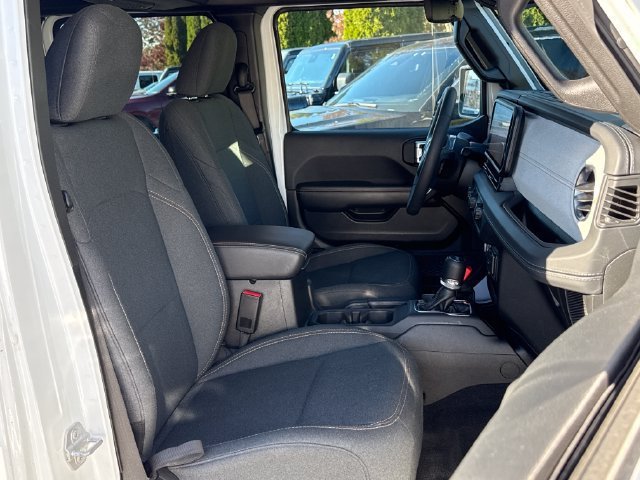 Used 2025 Jeep Wrangler Unlimited Sahara AWD/4WD image 23