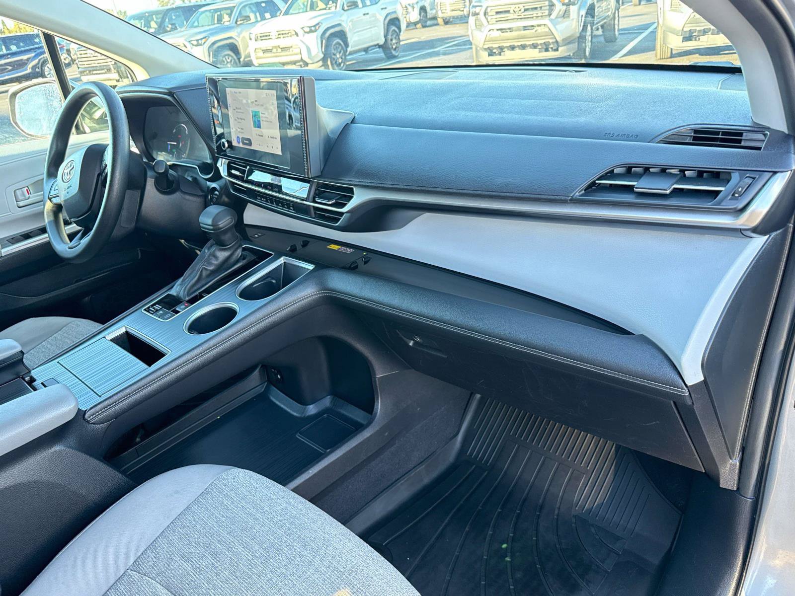 Used 2025 Toyota Sienna LE FWD image 19