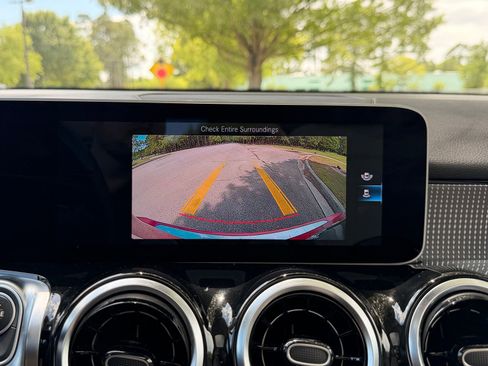 Used 2020 Mercedes-Benz GLB 250 image 4