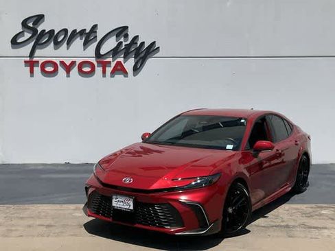 Used 2025 Toyota Camry SE w/ Convenience Package FWD image 1