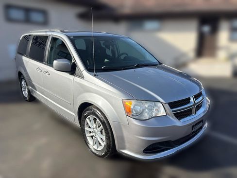 Used 2014 Dodge Grand Caravan SXT image 1