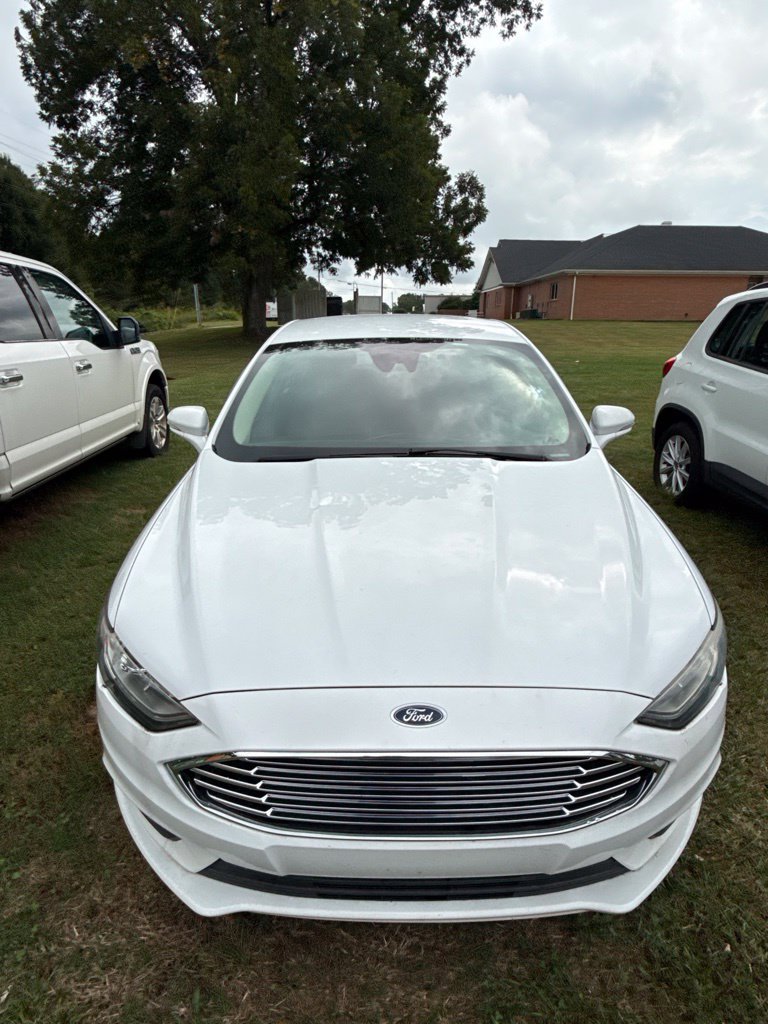 Used 2014 Ford Fusion SE FWD image 2