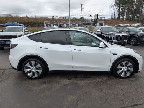 Used 2021 Tesla Model Y Long Range image 9