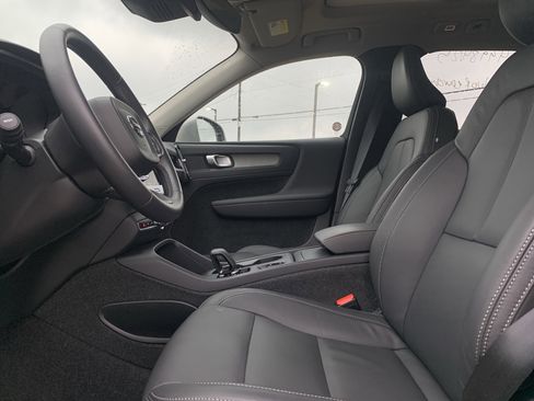 Used 2025 Volvo XC40 B5 Core image 15