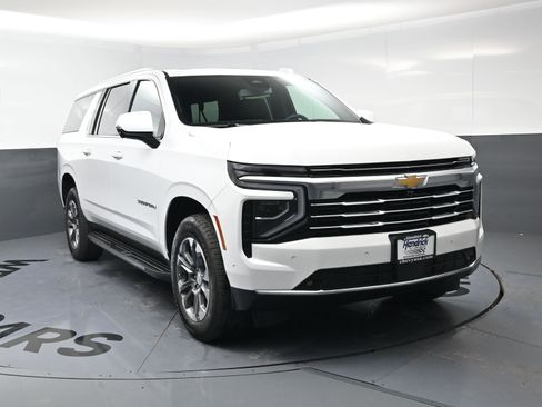Used 2025 Chevrolet Suburban LT w/ Comfort Package AWD/4WD image 3