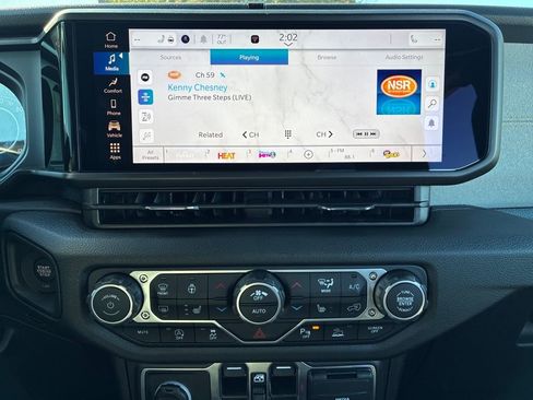 New 2025 Jeep Gladiator Sport image 18