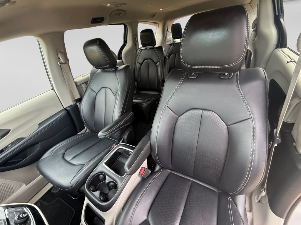 Used 2024 Chrysler Pacifica Touring-L FWD image 22