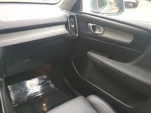 Used 2025 Volvo XC40 B5 Plus AWD/4WD image 16