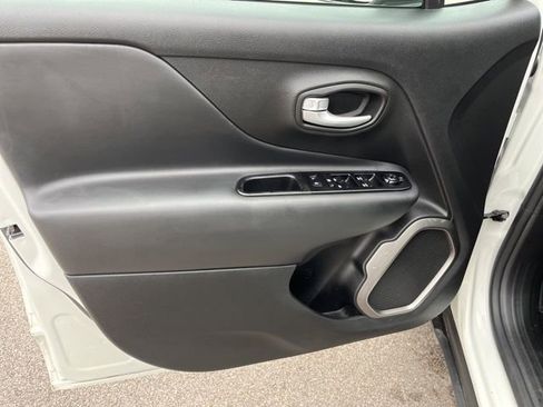 Used 2023 Jeep Renegade Latitude image 18