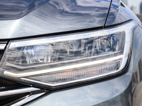 Used 2022 Volkswagen Tiguan SE image 4