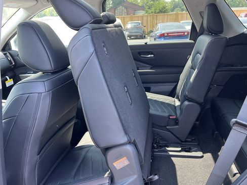 New 2025 Nissan Pathfinder Platinum w/ Black Appearance Package image 35