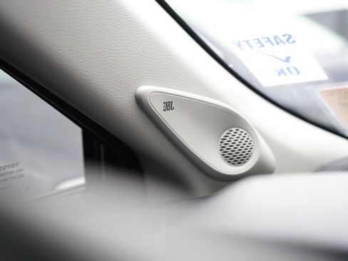 Used 2026 Toyota Corolla Cross XLE image 30