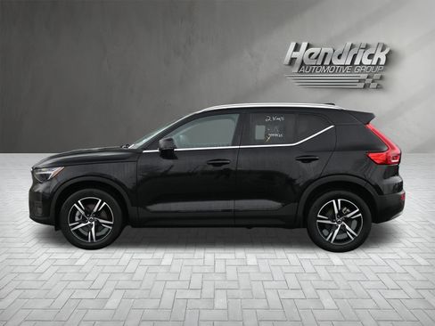 Used 2025 Volvo XC40 B5 Core image 9