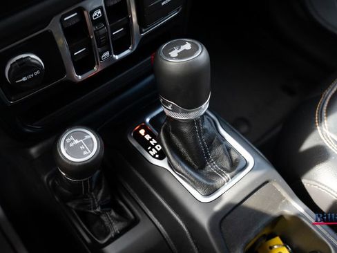 Used 2024 Jeep Wrangler Unlimited Sahara AWD/4WD image 15