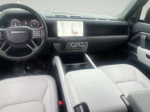 Used 2025 Land Rover Defender 130 X-Dynamic SE AWD/4WD image 17