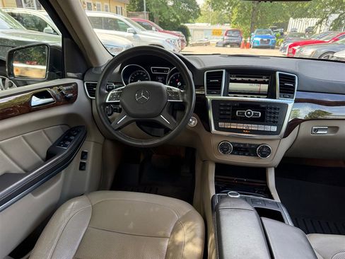 Used 2016 Mercedes-Benz GL 550 4MATIC image 17