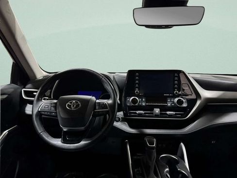 Used 2020 Toyota Highlander XLE AWD/4WD image 14