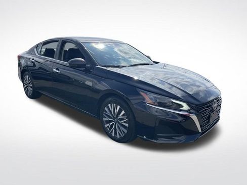 Used 2024 Nissan Altima 2.5 SV FWD image 10