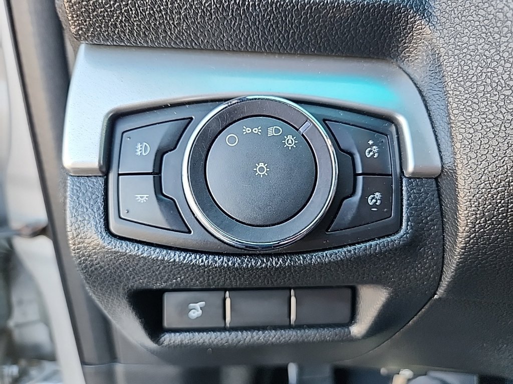 Used 2016 Ford Explorer XLT w/ Equipment Group 202A AWD/4WD image 26