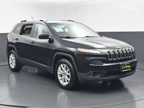 Used 2018 Jeep Cherokee Latitude w/ Safety Group AWD/4WD image 3