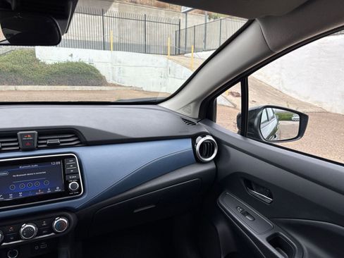 Used 2025 Nissan Versa SV FWD image 33