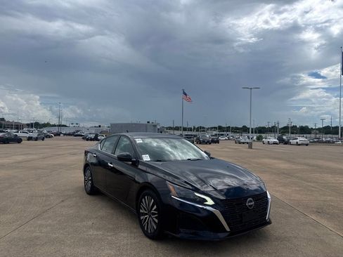Used 2023 Nissan Altima 2.5 SV FWD image 1