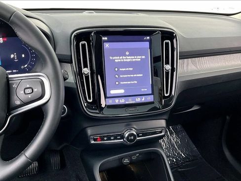 Certified 2025 Volvo XC40 B5 Plus AWD/4WD image 7