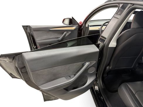 Certified 2022 Tesla Model Y Long Range AWD/4WD image 10