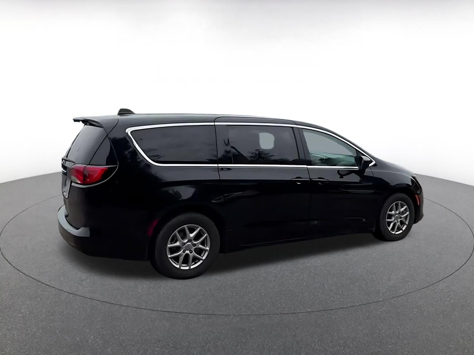 Used 2024 Chrysler Voyager LX FWD image 14