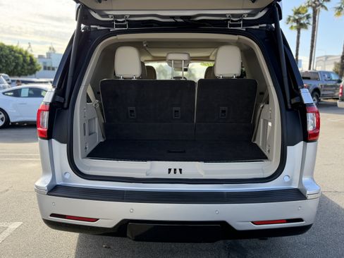 Used 2019 Lincoln Navigator Select w/ Technology Package RWD image 9