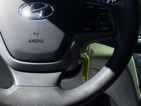 Used 2017 Hyundai Elantra SE image 49