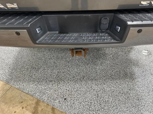 Used 2017 Nissan Titan SV AWD/4WD image 28