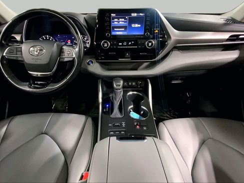 Certified 2021 Toyota Highlander XLE AWD/4WD image 16