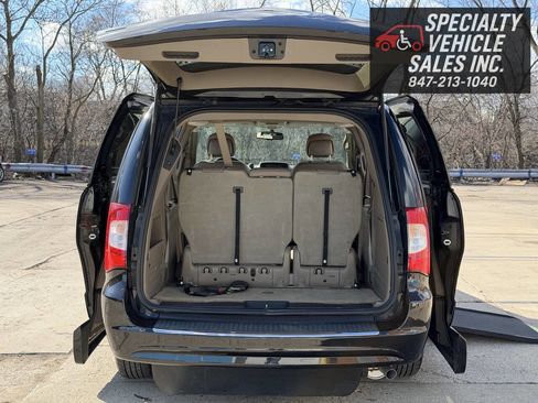 Used 2016 Chrysler Town & Country Touring image 39