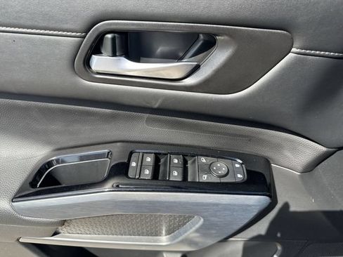 Used 2025 Nissan Pathfinder SL FWD image 23