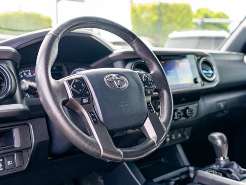 Used 2018 Toyota Tacoma TRD Off-Road AWD/4WD image 15