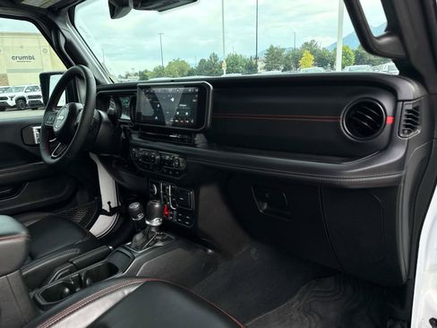 Used 2025 Jeep Gladiator Rubicon AWD/4WD image 18