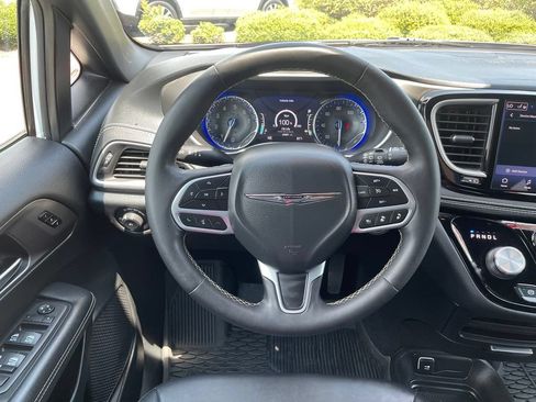Used 2025 Chrysler Pacifica Select AWD/4WD image 14