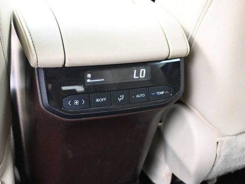 Used 2022 Toyota Highlander XLE AWD/4WD image 12