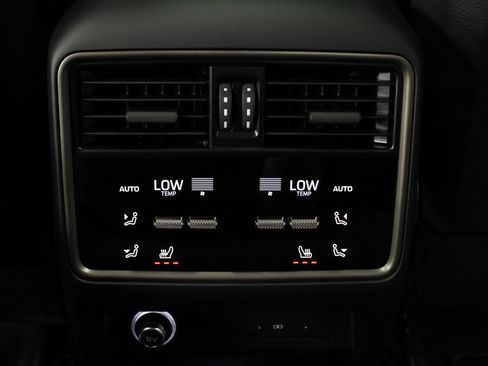 Certified 2025 Porsche Cayenne Turbo w/ Premium Package Plus AWD/4WD image 32