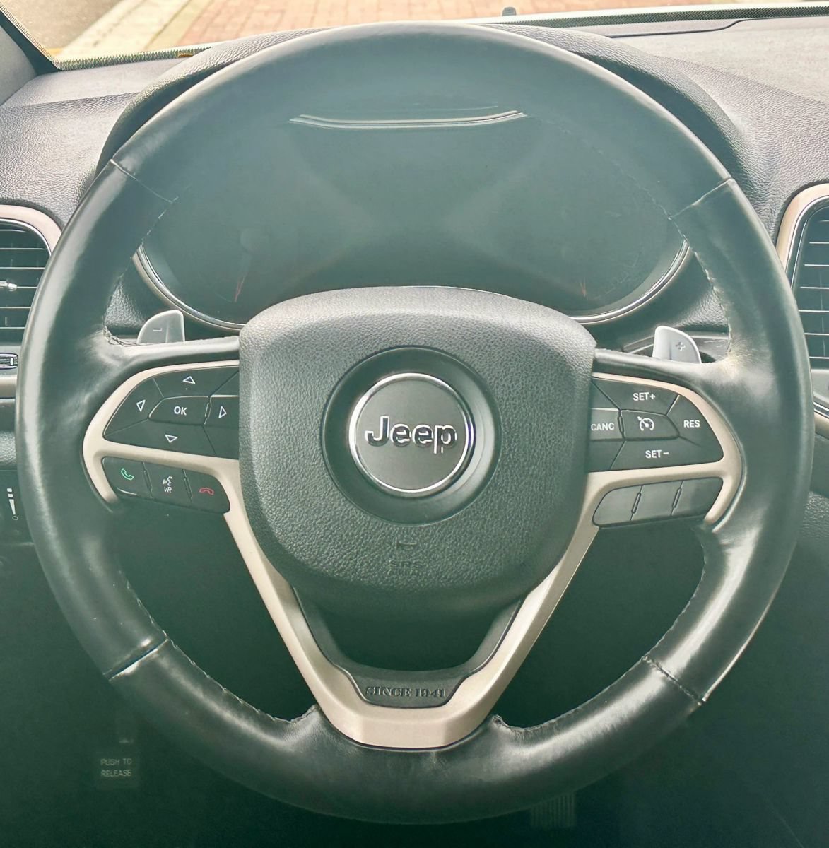 Used 2017 Jeep Grand Cherokee Laredo RWD image 12