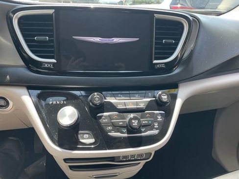 Used 2024 Chrysler Pacifica Touring-L FWD image 23