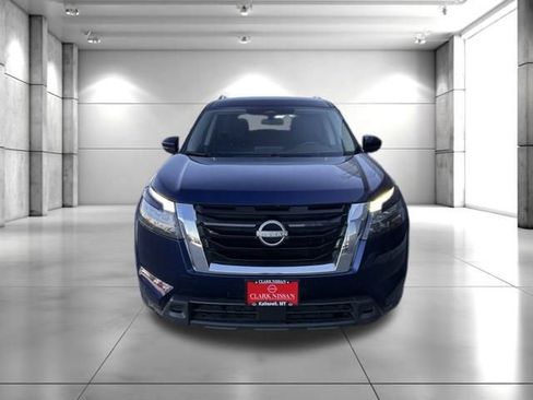 Used 2024 Nissan Pathfinder SV image 2