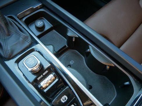 Used 2019 Volvo XC60 T5 Momentum w/ Multimedia Package image 30