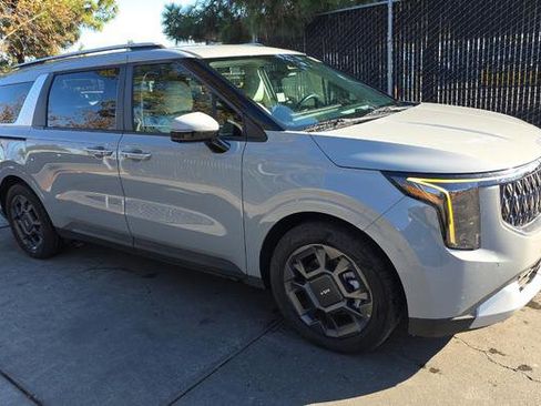 Used 2025 Kia Carnival EX image 2