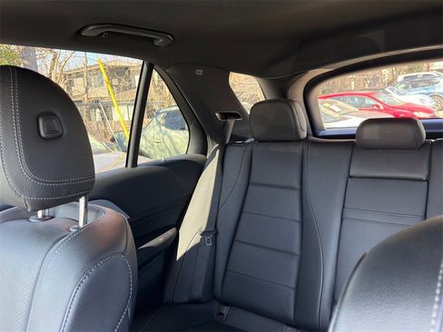 Used 2022 Mercedes-Benz GLE 350 4MATIC w/ Premium Package image 17