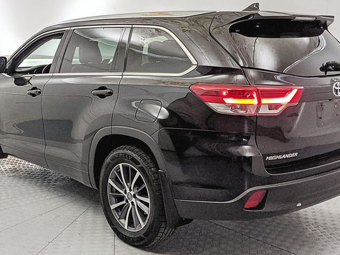 Used 2017 Toyota Highlander XLE AWD/4WD image 4